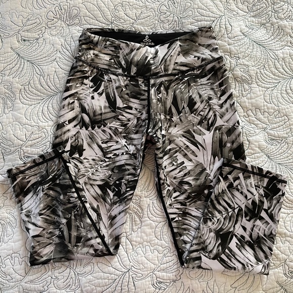🆕 Prana Roxanne Capri legging palm leaves Small - Picture 8 of 8